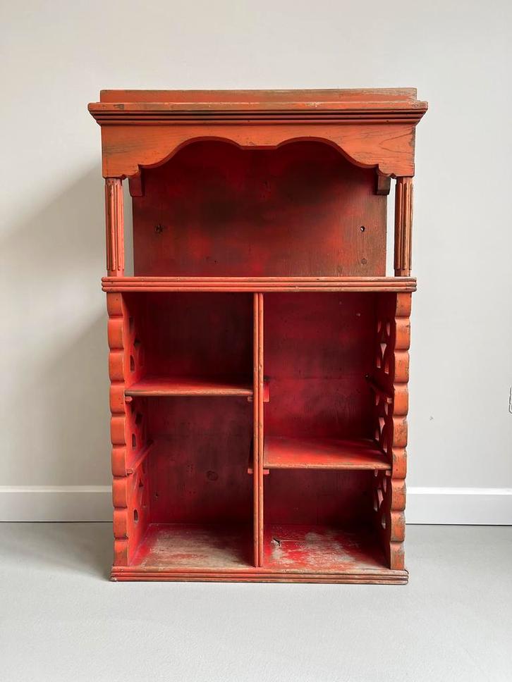 Vintage Zwitsers Hangkastje display cabinet Oranje Rood, Antiek en Kunst, Antiek | Meubels | Kasten, Ophalen