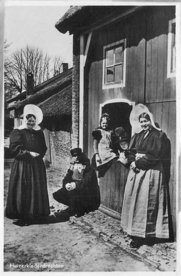 (300-178-045) Huizen Huizerklederdrachten beschikbaar voor biedingen