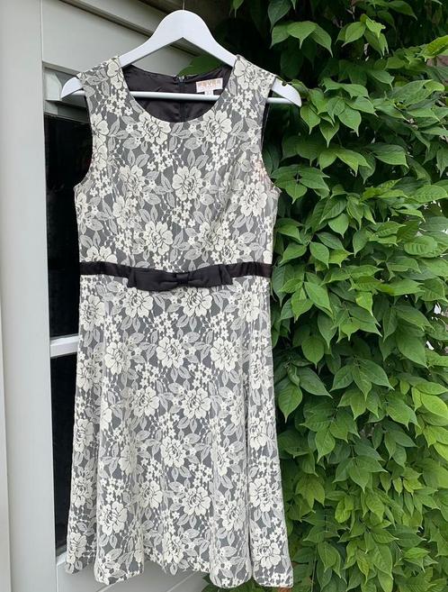 A-lijn jurk met kant van retro merk Fever London, maat M, Kleding | Dames, Jurken, Zo goed als nieuw, Maat 38/40 (M), Overige kleuren