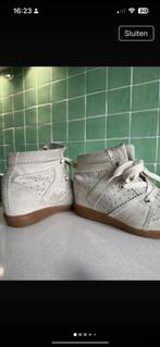 Isabel Marant Bobby schoenen 38, Kleding | Dames, Schoenen, Ophalen of Verzenden, Zo goed als nieuw, Beige, Sneakers of Gympen