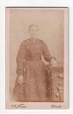 CDV nr. 25. Dame in een mooie japon (Utrecht)., Verzamelen, Foto's en Prenten, Gebruikt, Foto, Ophalen of Verzenden, Voor 1940