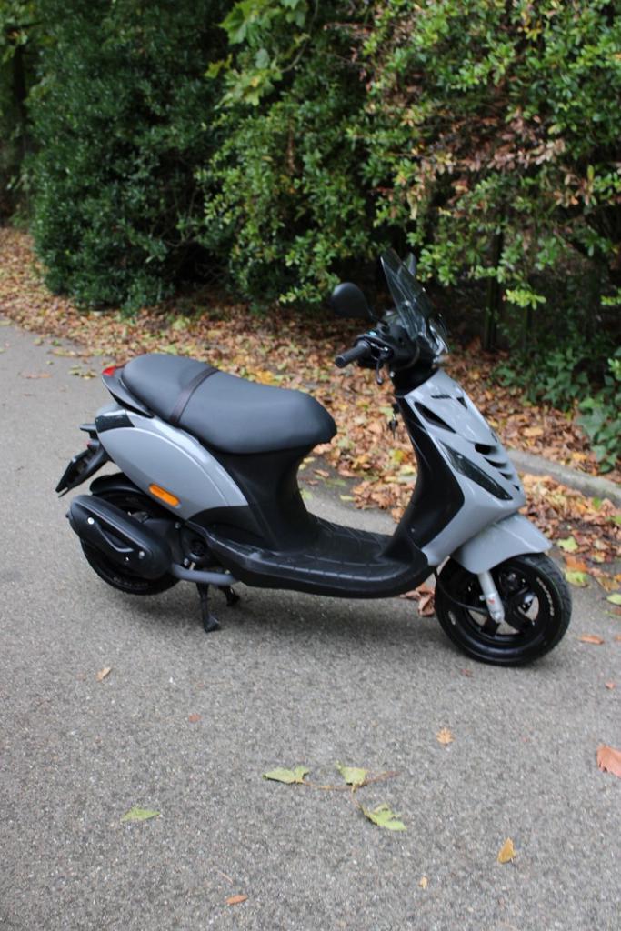 Piaggio zip e5 2023, Fietsen en Brommers, Scooters | Piaggio, Zo goed als nieuw, Zip, Maximaal 45 km/u, Benzine, Ophalen