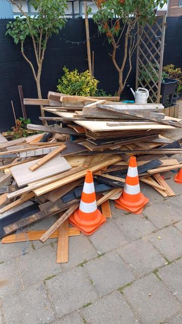 Gratis Afval hout beschikbaar voor biedingen