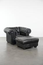 Set van een zwarte rundleren chesterfield fauteuil en hocker, Ophalen, Gebruikt, ., Chesterfield, Vintage
