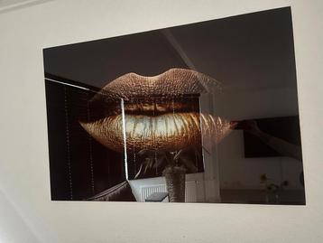 Glas schilderij gouden lippen beschikbaar voor biedingen