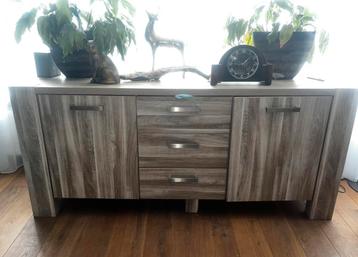 Dressoir met ruime afmeting beschikbaar voor biedingen