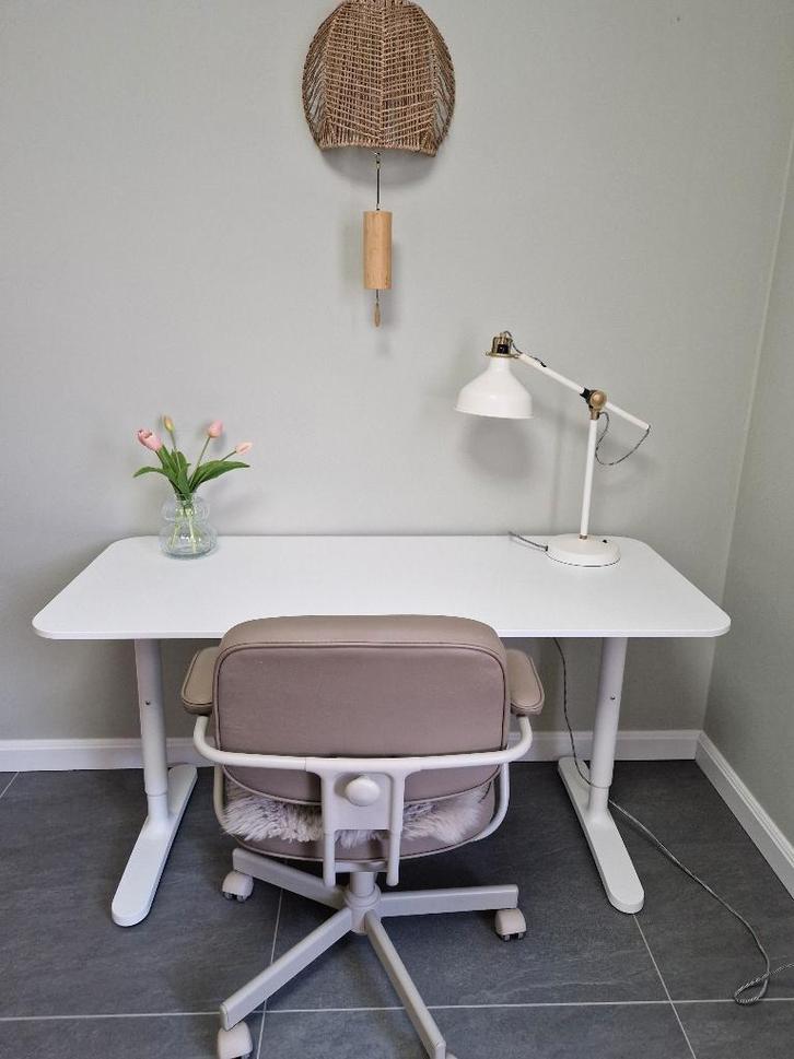 Ikea Bekant in hoogte verstelbaar bureau 140x60 cm, wit, Huis en Inrichting, Bureaus, Nieuw, Bureau, In hoogte verstelbaar, Ophalen