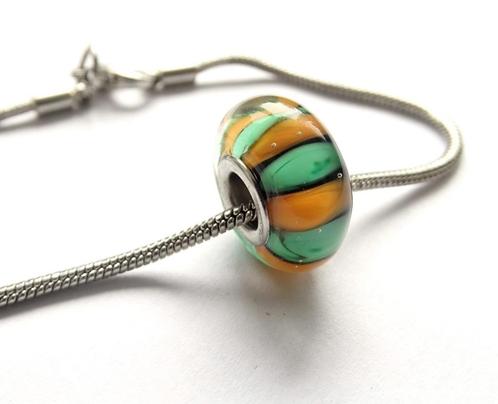 Handgemaakte glaskraal in Nijmeegse Vierdaagse kleuren, Sieraden, Tassen en Uiterlijk, Bedels, Nieuw, Overige merken, Overige materialen