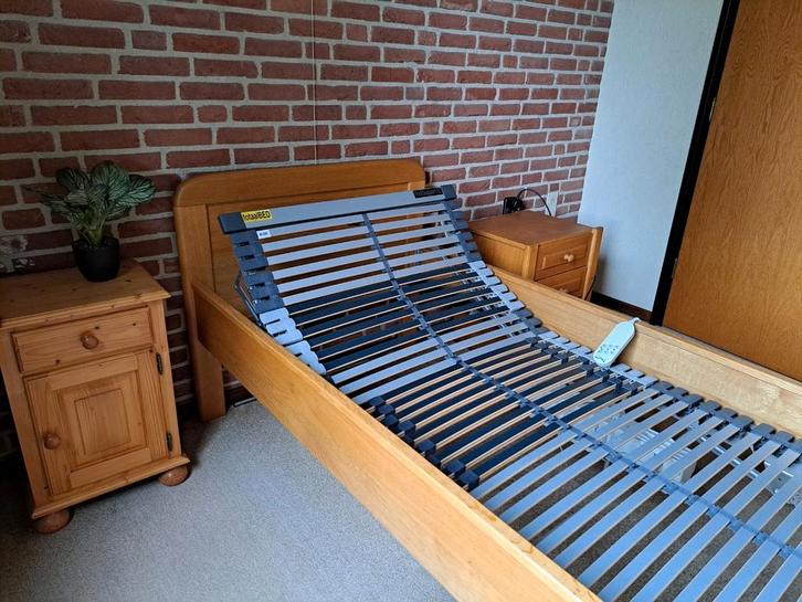 Bed met elektrisch verstelbare lattenbodem 90 x 200 cm, Huis en Inrichting, Slaapkamer | Bedden, Zo goed als nieuw, Eenpersoons
