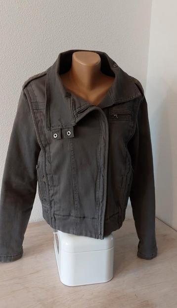 Loïs Khaki groene jeansjack gevoerd maat M.
Mooie merkjas beschikbaar voor biedingen