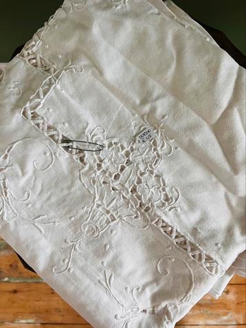 Tafellaken brocante wit/ broderie beschikbaar voor biedingen