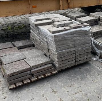 Gratis stoeptegels beschikbaar voor biedingen