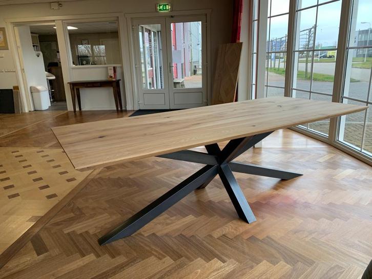 Eettafels eikenhouten tafelbladen, stalen onderstellen, Huis en Inrichting, Tafels | Eettafels, Nieuw, Eikenhout, Ophalen of Verzenden