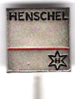 Henschel zilverkleurig/blik tractor speldje ( E_006 ), Verzamelen, Speldjes, Pins en Buttons, Verzenden, Zo goed als nieuw, Transport