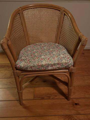 Twee mooie oude stoelen beschikbaar voor biedingen