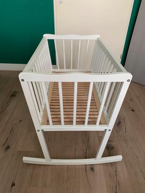 Mooie robuuste witte houten wieg / schommelwieg van Prénatal, Kinderen en Baby's, Babywiegjes en Ledikanten, Zo goed als nieuw