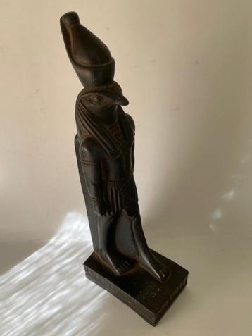 Zwart standbeeld Egypte. Horus. Egyptische beeld  beschikbaar voor biedingen