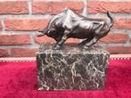 woeste stier, brons en marmer, Antiek en Kunst, Antiek | Koper en Brons, Ophalen of Verzenden, Brons