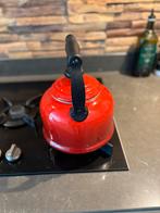 Le Creuset Tradition Fluitketel - Kersenrood, Huis en Inrichting, Keuken | Keukenbenodigdheden, Ophalen of Verzenden, Gebruikt