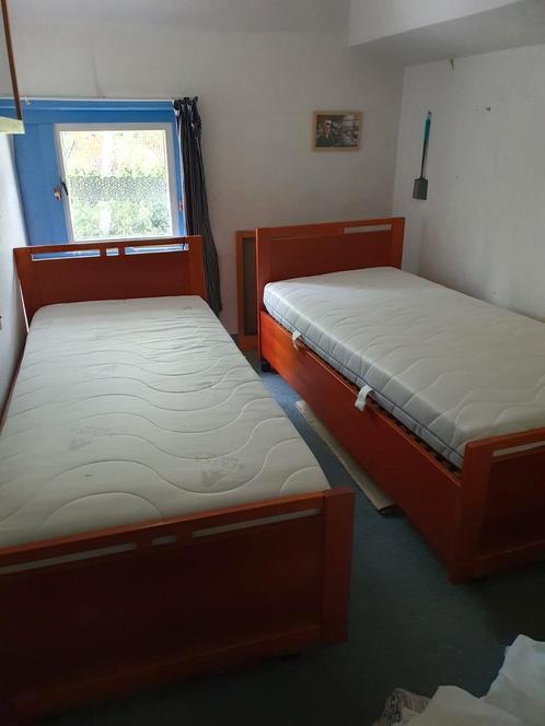 2 dezelfde eenpersoonsbedden 90x200 met 2 nachtkastjes, Huis en Inrichting, Slaapkamer | Bedden, Gebruikt, Eenpersoons, 90 cm