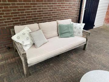 Teak houten loungebank, in nette staat beschikbaar voor biedingen