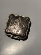 Antiek Zilveren Pillendoosje met Gravure, Antiek en Kunst, Ophalen of Verzenden, Zilver