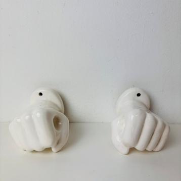 Vintage keramische wandhaken in vuistvorm, art deco beschikbaar voor biedingen