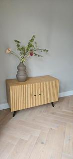 Jysk kastje met retro pootjes - Bezorging Assen, Huis en Inrichting, Kasten | Dressoirs, Overige houtsoorten, Gebruikt, Met deur(en)