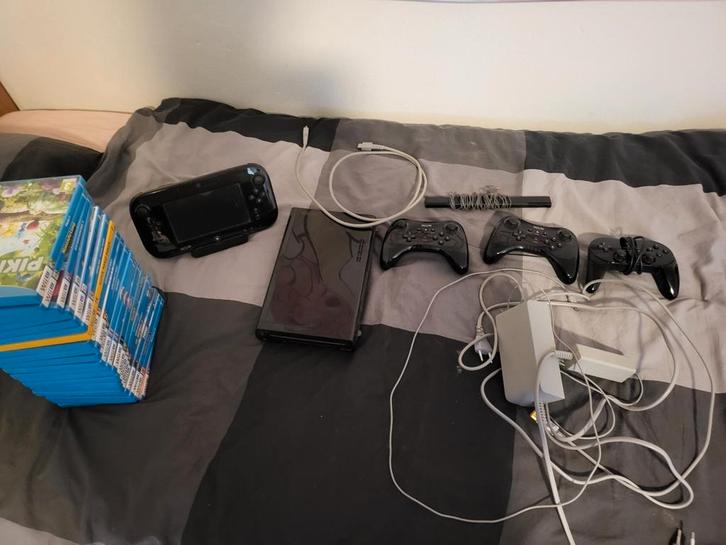 Wii u met 2 pro controllers en 17 unieke games, Spelcomputers en Games, Spelcomputers | Nintendo Wii U, Zo goed als nieuw, Met 2 controllers