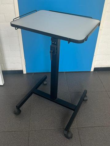 Projector-/Beamertafel verrijdbaar beschikbaar voor biedingen