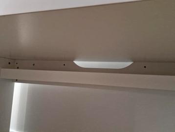 leuk Ikea bureau met kabel goot