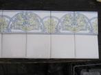 26 st antieke wandtegels in relief blauw/lichtgeel tubeline, Antiek en Kunst, Ophalen