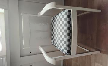 Oude armstoel beschikbaar voor biedingen