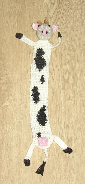 gehaakte boekenlegger koe beschikbaar voor biedingen