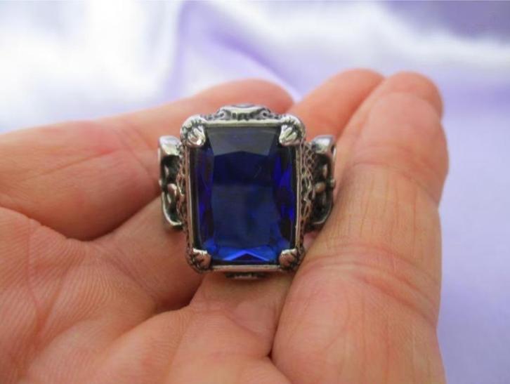 Vintage look blue cubic zirconia crown ring, Sieraden, Tassen en Uiterlijk, Ringen, Nieuw, Heer, 20 of groter, Zilver, IJzer of Staal