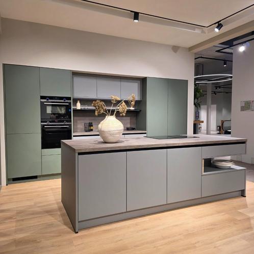 Unieke Schüller showroom eilandkeuken groen/grijs, Huis en Inrichting, Keuken | Complete keukens, Nieuw, Overige typen, Overige kleuren