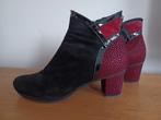 Zwarte laarzen met rood detail, pocco pazza.. 38( of 5) ., Ophalen of Verzenden, Zo goed als nieuw, Zwart, Hoge laarzen