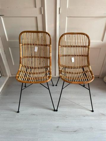 Twee nieuwe eetkamerstoelen van de Xenos.