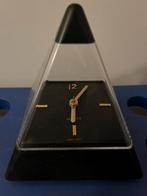 HIDEKATZU NOMIZU  —  PIRAMIDETAFELKLOK., Ophalen of Verzenden