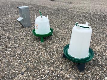 Drinktorens, waterklok, voederbak, kippen, pluimvee beschikbaar voor biedingen