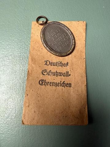 Schutzwall Ehrenzeichen met zakje beschikbaar voor biedingen