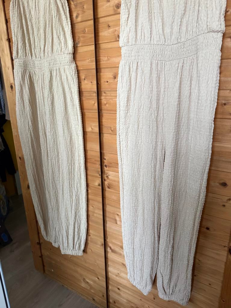 Crème jumpsuit met textuur Bershka maat L, Kleding | Dames, Jumpsuits, Ophalen of Verzenden, Zo goed als nieuw, Maat 42/44 (L)