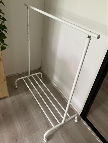 Wit kledingrek met wieltjes beschikbaar voor biedingen