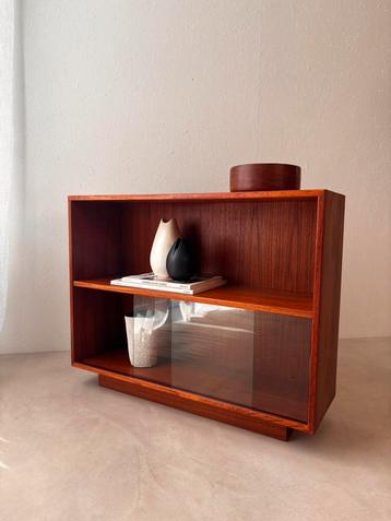 Teakhouten vitrinekast Dyrlund jaren 60 beschikbaar voor biedingen