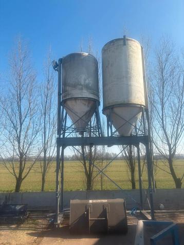 2 silo’s te koop op stalen bok  beschikbaar voor biedingen