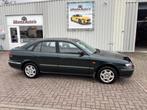 Mazda 626 1.8i LX 5 DEURS AIRCO NL AUTO 1500E APK 8,2026, Stof, Gebruikt, Zwart, 4 cilinders