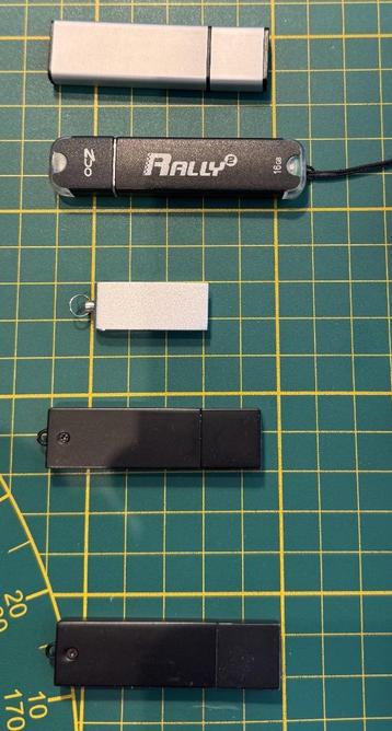 Diverse USB sticks oa Armani beschikbaar voor biedingen
