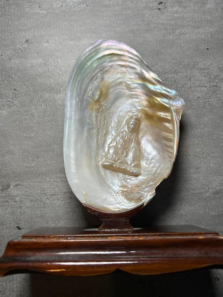 Parelmoer Schelp met Kwan Yin Beeld erin op voet, Antiek en Kunst, Kunst | Beelden en Houtsnijwerken, Ophalen of Verzenden