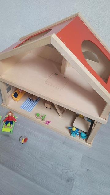 Poppenhuis inclusief meubeltjes beschikbaar voor biedingen