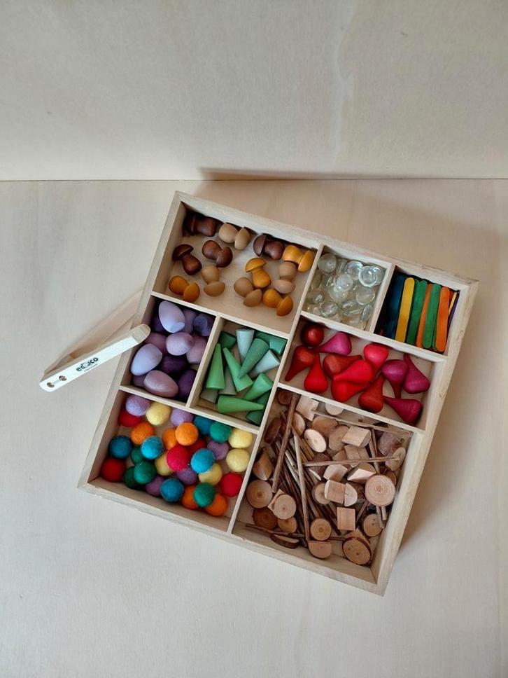 Loose parts (o.a. Grapat) in sorteerbak, Kinderen en Baby's, Speelgoed | Houten speelgoed, Zo goed als nieuw, Overige typen, Ophalen of Verzenden